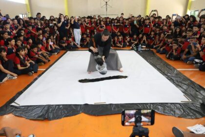 Escola Estadual Bilíngue Djalma Batista recebe visita de artista japonês Kamari Maeda