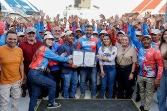 Governador Wilson Lima entrega triciclos reformados e uniformes para reforçar transporte turístico em Parintins durante o Festival