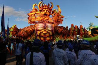 Festival de Parintins 2025: Bois Caprichoso e Garantido realizam últimos traslados das alegorias