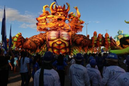 Festival de Parintins 2025: Bois Caprichoso e Garantido realizam últimos traslados das alegorias