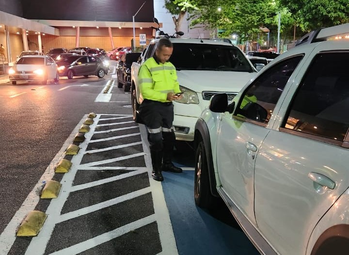 Autuação de 38 motoristas por uso irregular de vagas especiais