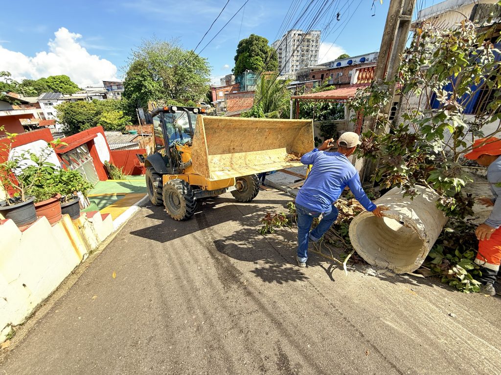 Obra emergencial para recuperar drenagem no bairro São Jorge