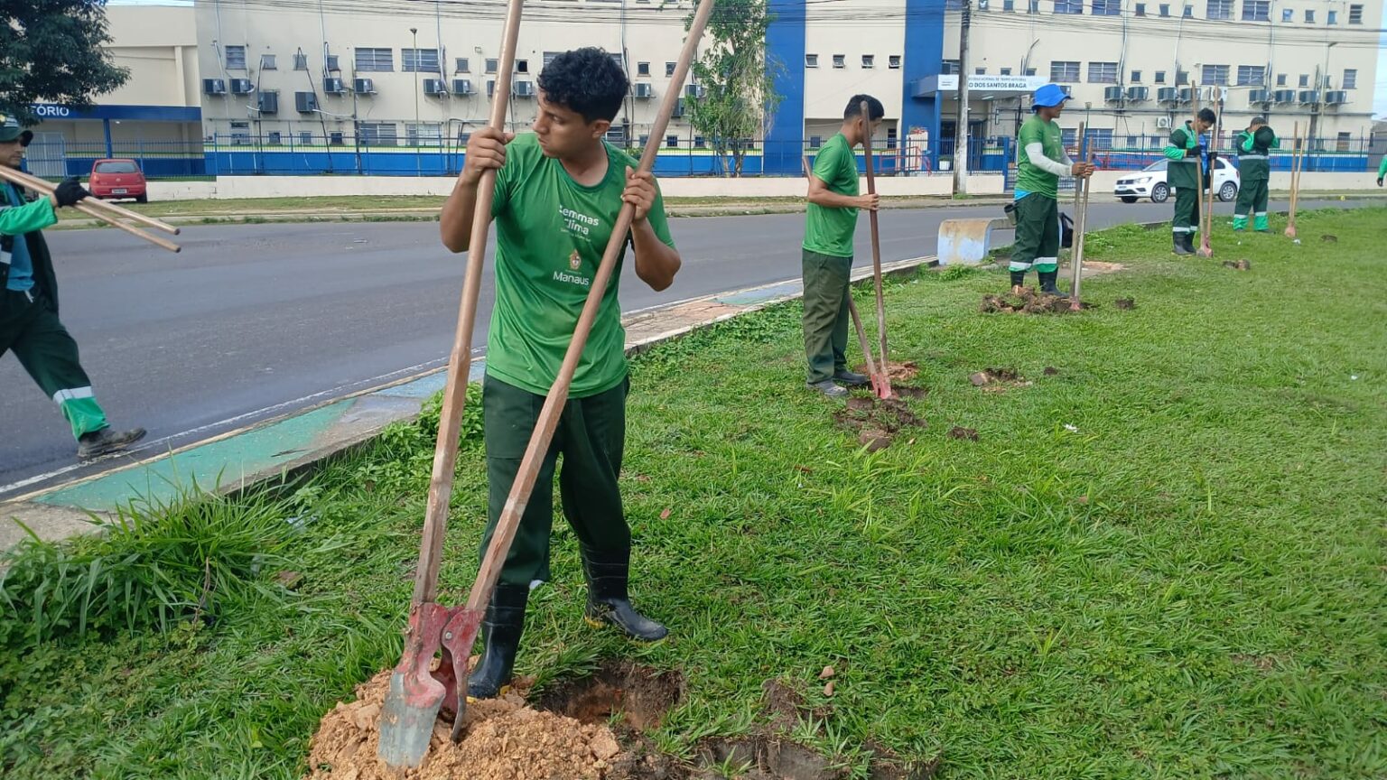 Prefeitura de Manaus realiza ação no Nova Cidade e bate recorde em plantio e doação de mudas