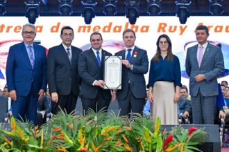 Ministro do STF André Mendonça e autoridades do Judiciário Federal recebem Medalha Ruy Araújo