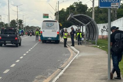 Fiscalização de veículos por transporte irregular na zona Leste