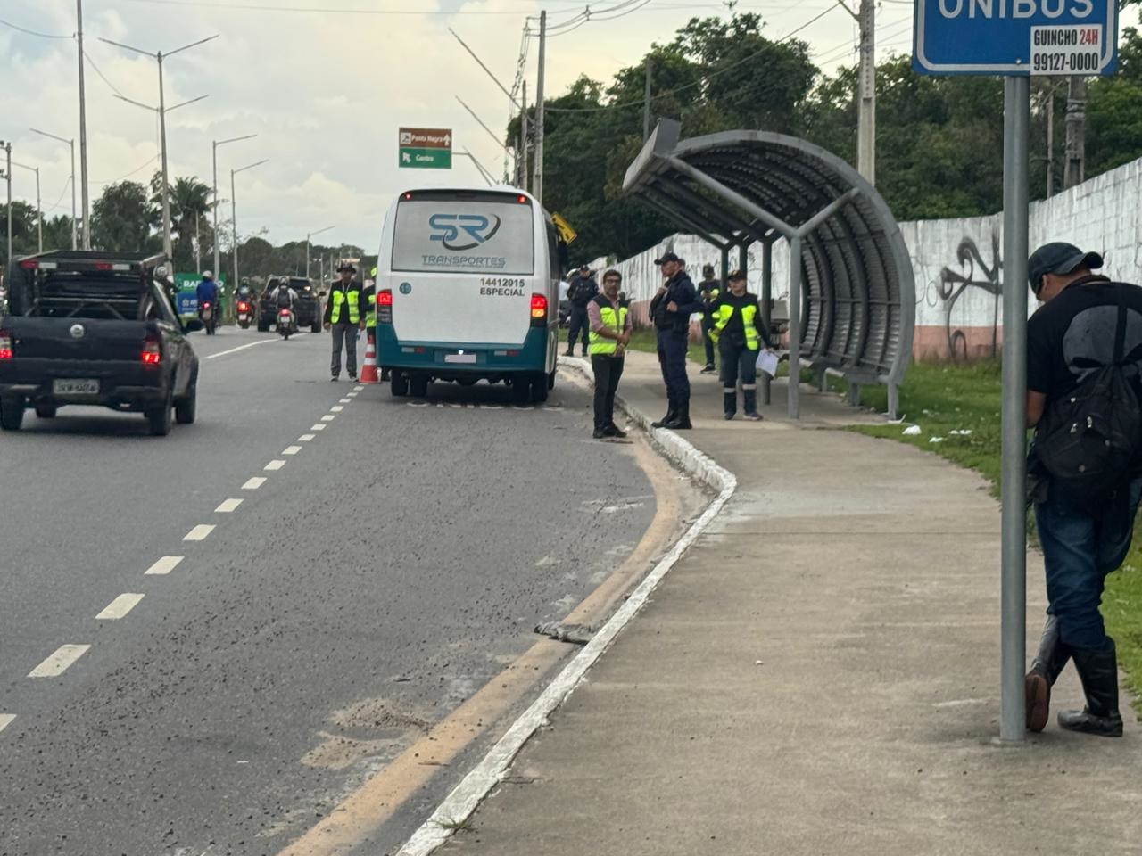 Fiscalização de veículos por transporte irregular na zona Leste