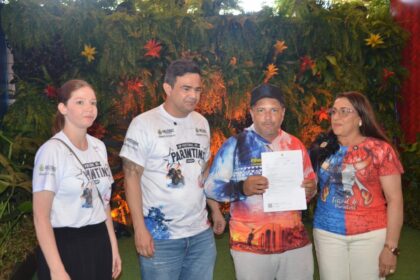 Festival de Parintins 2025: Governo do Amazonas entrega dispensas a pousadas e renova licença de marcenaria
