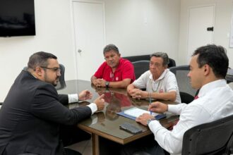 Festival de Parintins 2025: PGE-AM recebe presidente e advogado do boi-bumbá Garantido para alinhamento de questões jurídicas
