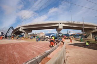 Prefeitura de Manaus avança com obras e serviços de urbanização no complexo viário Rei Pelé