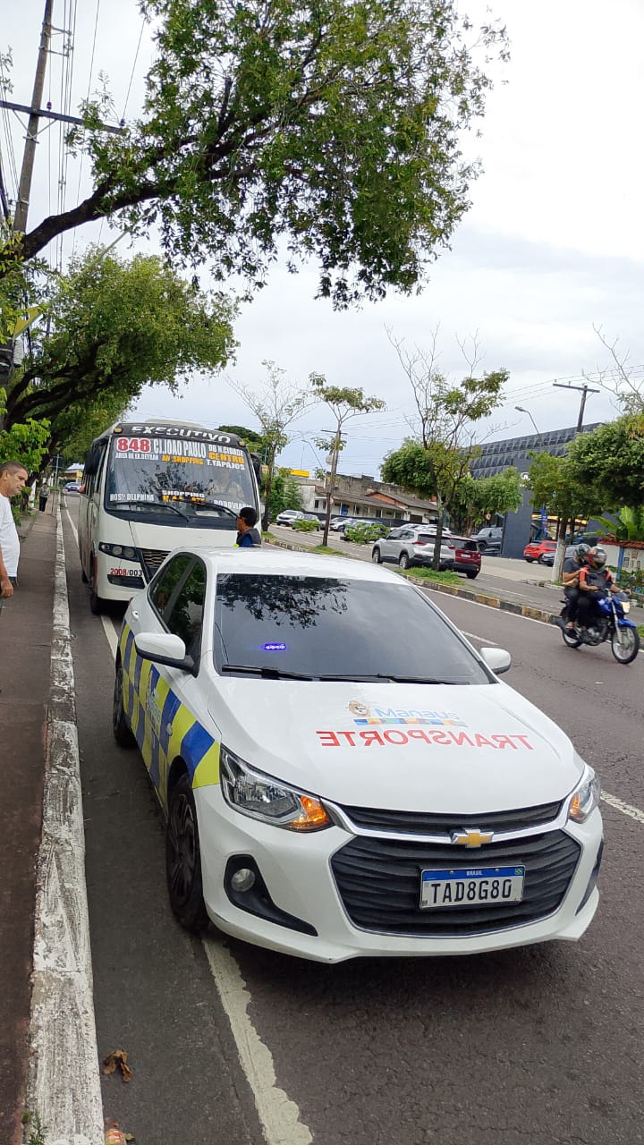 Prefeitura de Manaus flagra motorista sem habilitação em veículo do transporte executivo na Djalma Batista