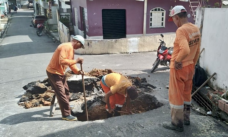 Prefeitura de Manaus realiza manutenção em rede de drenagem no bairro Compensa
