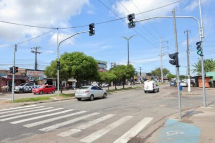 Prefeitura implanta semáforo de pedestre e reforça sinalização no bairro Compensa