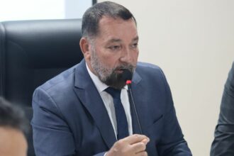 Manaus aprova reajuste salarial de 5,48% para profissionais da educação, com defesa de Gilmar Nascimento