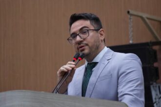 Rodrigo Guedes consegue liminar que suspende proibição de pagamento em dinheiro no transporte coletivo de Manaus