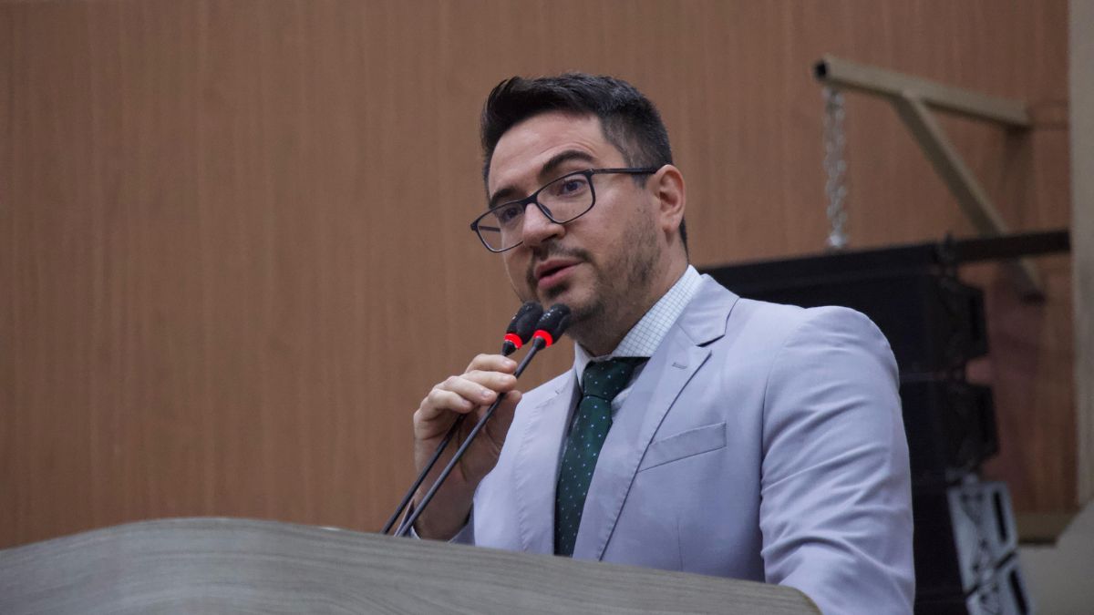 Rodrigo Guedes consegue liminar que suspende proibição de pagamento em dinheiro no transporte coletivo de Manaus