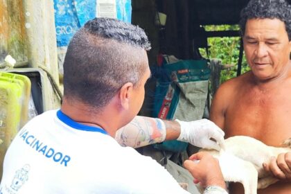 Prefeitura imuniza cães e gatos contra raiva em comunidades ao longo das rodovias AM-010 e BR-174