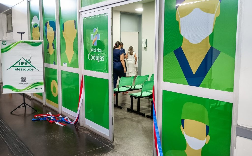 Governo do Amazonas entrega, na Policlínica Codajás, equipamentos de mobilidade e a primeira Sala de Residência da UEA