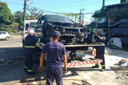 Prefeitura remove veículos abandonados no bairro Glória e combate foco de doenças