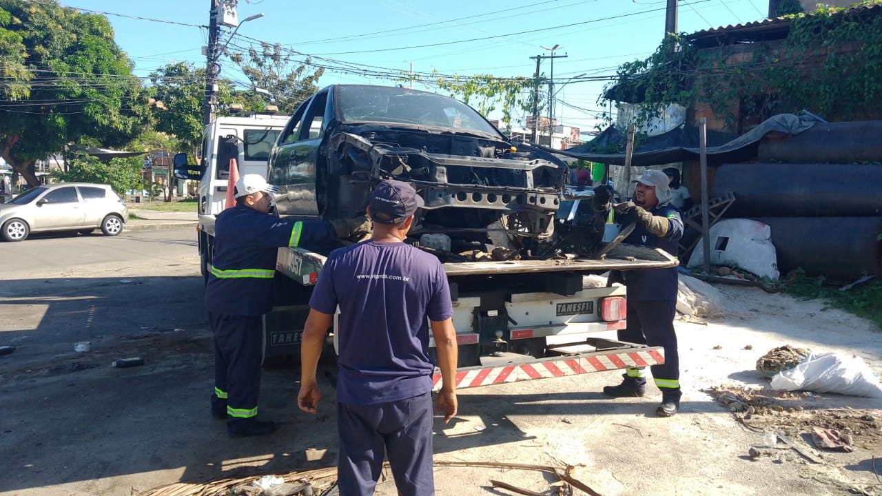 Prefeitura remove veículos abandonados no bairro Glória e combate foco de doenças
