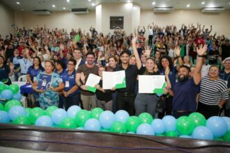Governo do Amazonas entrega 300 títulos definitivos do Conjunto Viver Melhor 1