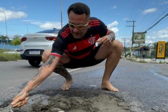 Sargento Salazar chama atenção para buracos nas ruas de Manaus com ação simbólica na zona Norte