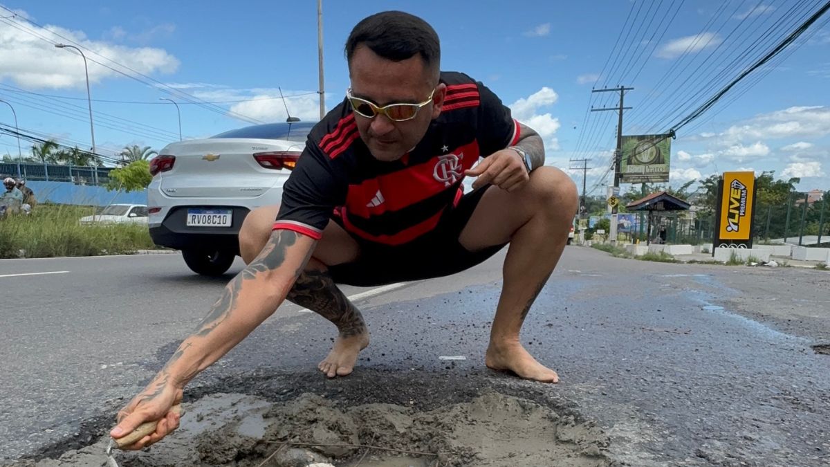Sargento Salazar chama atenção para buracos nas ruas de Manaus com ação simbólica na zona Norte