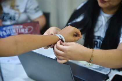 Festival de Parintins 2025: Sejusc e rede de proteção credencia crianças e adolescentes