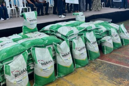Governo do Amazonas entrega três toneladas de sal mineral para pecuaristas de Maués