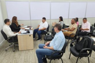 Prefeitura de Manaus realiza sessão pública para abertura de envelopes de proponentes ao credenciamento de leiloeiros
