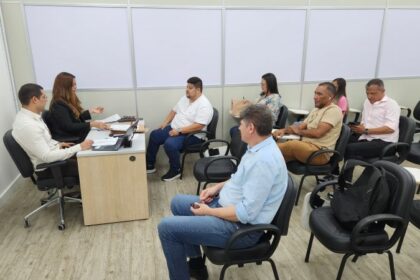 Prefeitura de Manaus realiza sessão pública para abertura de envelopes de proponentes ao credenciamento de leiloeiros