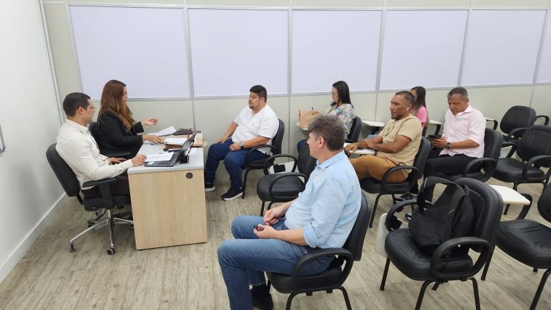 Prefeitura de Manaus realiza sessão pública para abertura de envelopes de proponentes ao credenciamento de leiloeiros