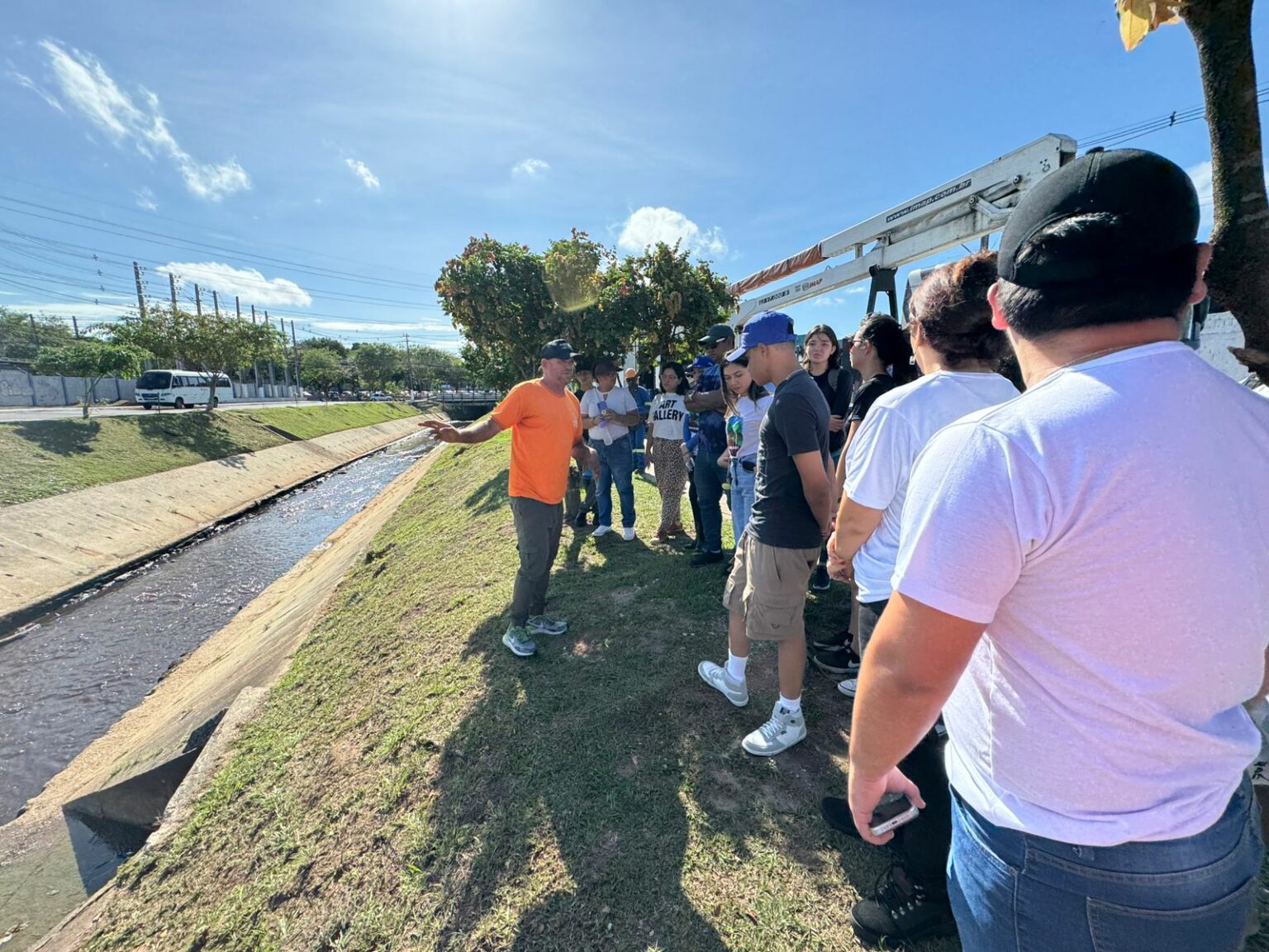 Prefeitura de Manaus promove ação ambiental com estudantes da Uninorte em igarapés da capital