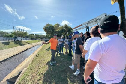 Prefeitura de Manaus promove ação ambiental com estudantes da Uninorte em igarapés da capital