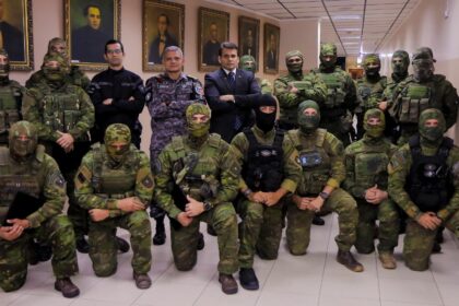 Coronel Rosses homenageia policiais da COE por maior apreensão de drogas da história do Amazonas