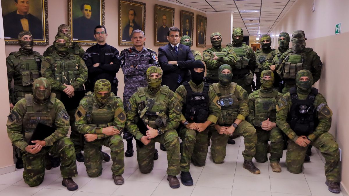Coronel Rosses homenageia policiais da COE por maior apreensão de drogas da história do Amazonas