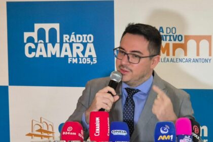 Rodrigo Guedes protocola pedido de impeachment do prefeito David Almeida