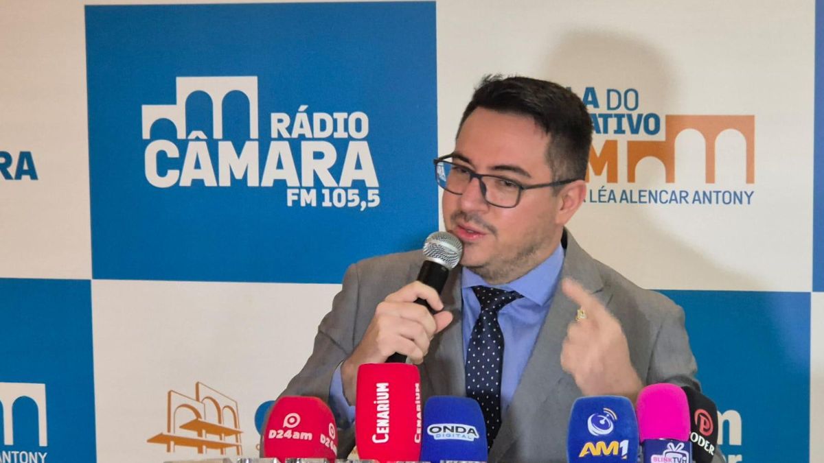 Rodrigo Guedes protocola pedido de impeachment do prefeito David Almeida