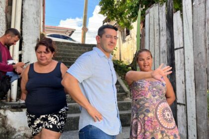 Saimon Bessa vistoria escadaria revitalizada no Japiim e solicita instalação de corrimão