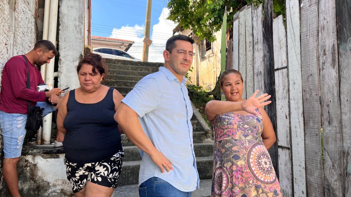 Saimon Bessa vistoria escadaria revitalizada no Japiim e solicita instalação de corrimão