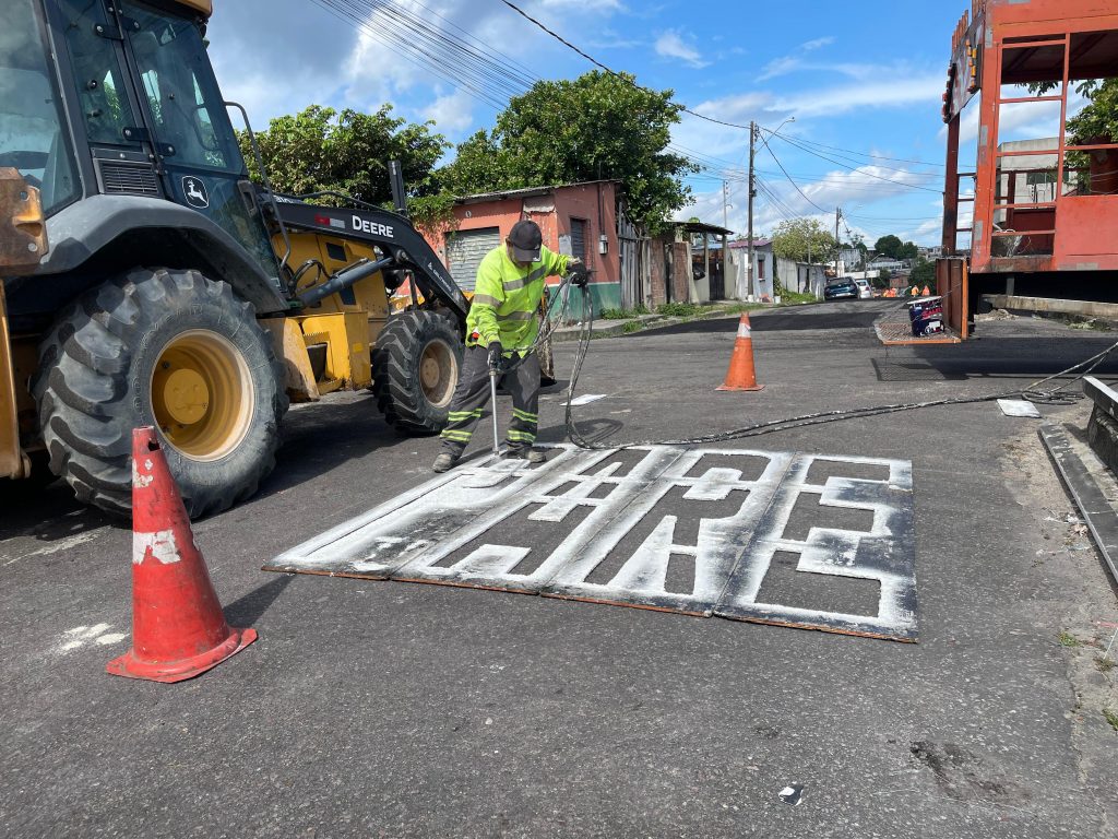Prefeitura de Manaus intensifica sinalização viária no bairro Tancredo Neves e amplia revitalização urbana pela cidade