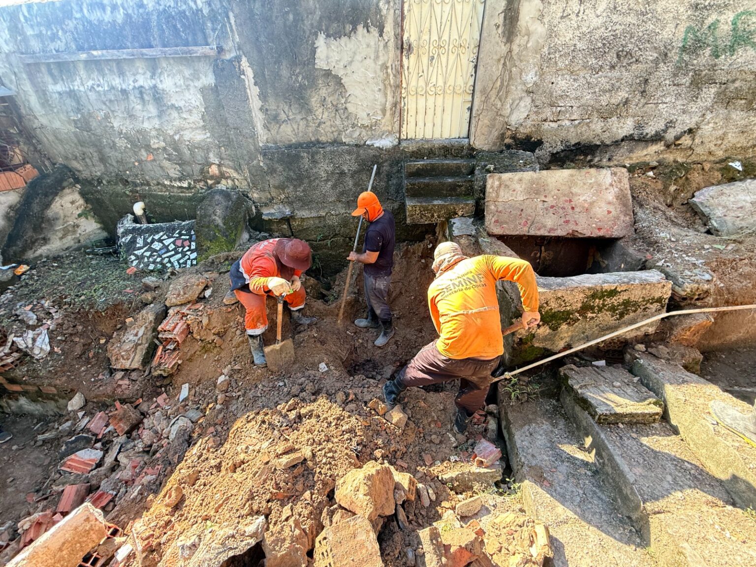 Recuperação de rede de drenagem e escada no centro da cidade