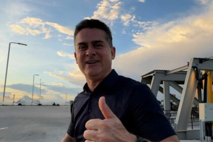 Prefeito David Almeida celebra um ano do píer turístico Manaus 355 com visita institucional ao local