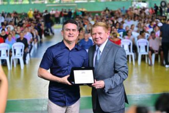 Prefeito David Almeida recebe homenagem do Poder Judiciário por avanços na regularização fundiária em Manaus
