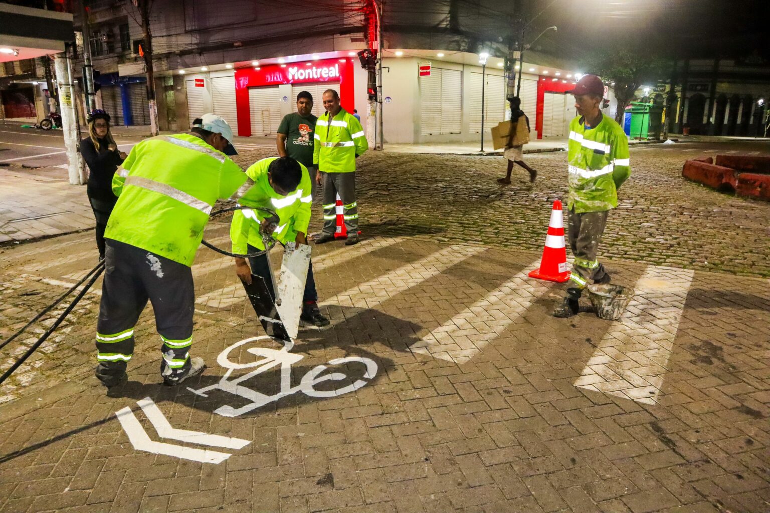 Sinalização da nova ciclorrota turística no centro de Manaus