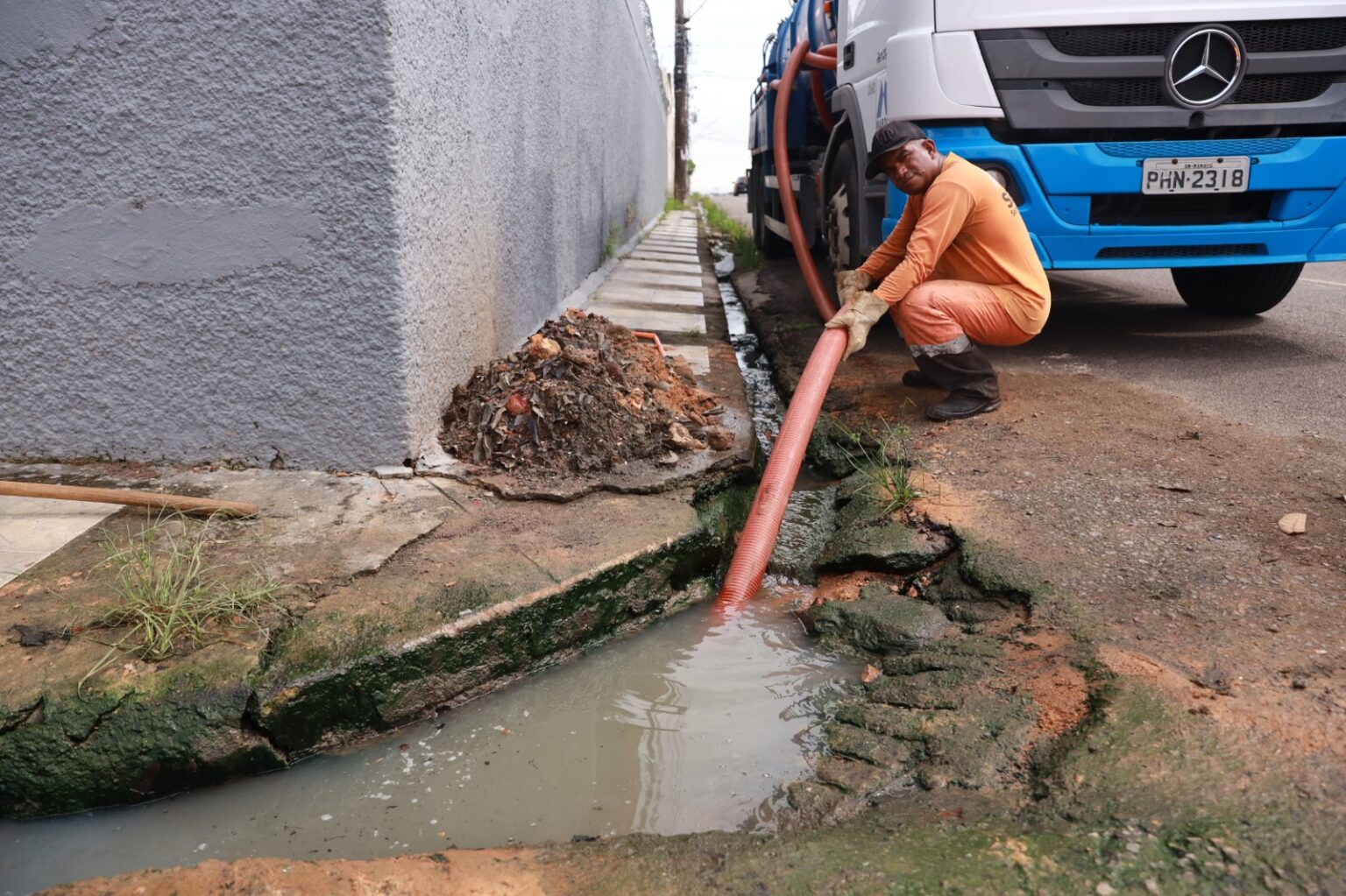 Manutenção na rede de drenagem no bairro Dom Pedro