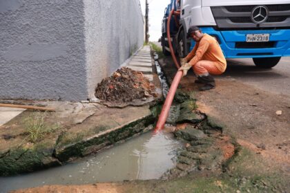 Manutenção na rede de drenagem no bairro Dom Pedro