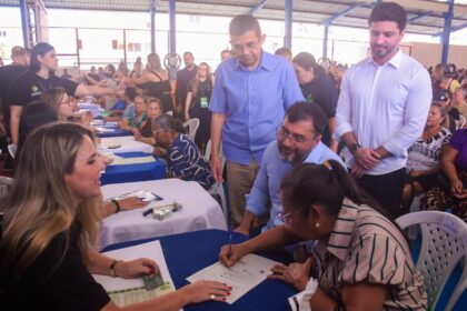 Deputado João Luiz participa com o governador Wilson Lima da entrega de mil títulos aos moradores do Vale do Sinai