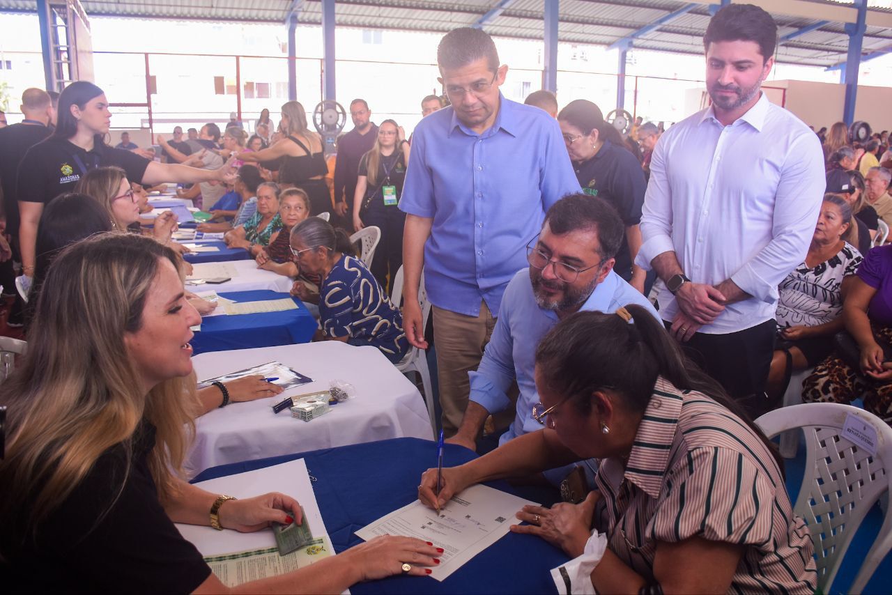 Deputado João Luiz participa com o governador Wilson Lima da entrega de mil títulos aos moradores do Vale do Sinai