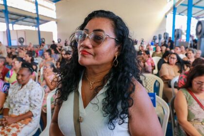 “Agora posso dizer que a casa é minha”, diz moradora da zona norte ao receber título definitivo de propriedade do Governo do Amazonas