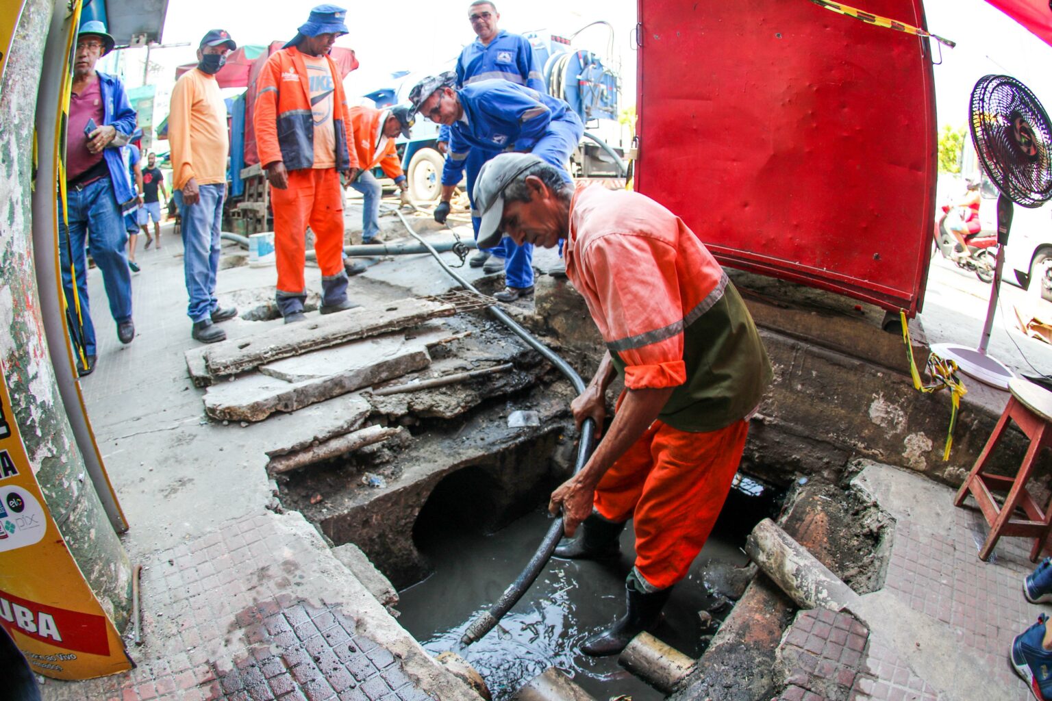 Prefeitura de Manaus realiza desobstrução de caixa coletora no bairro Compensa 2 para evitar alagamentos